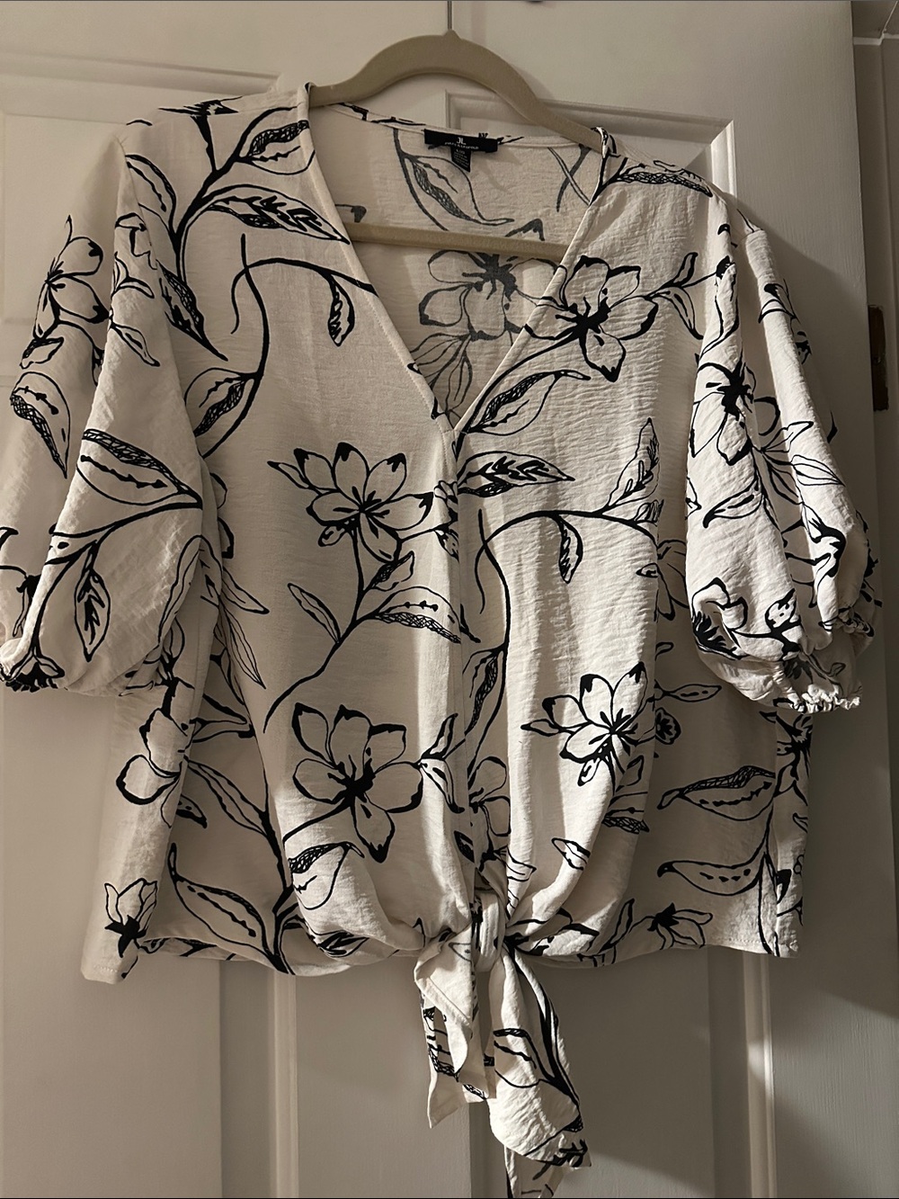 Jules & Leopold Cream Floral Tie-Front Blouse